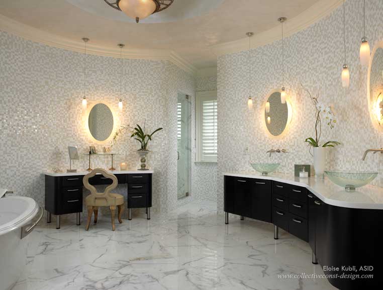 Дизайнер мастерски использовала все особенности планировки дома - ниши, арки, ордерные элементы